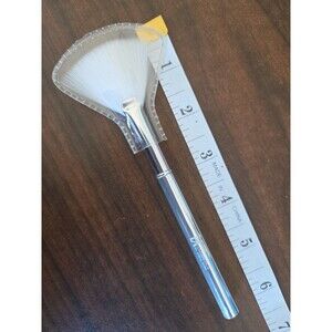 IT COSMETICS Fan Brush NEW